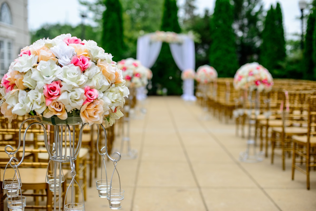 Mariage Château en Provence — cérémonie en plein air, décoration florale blanche et dorée